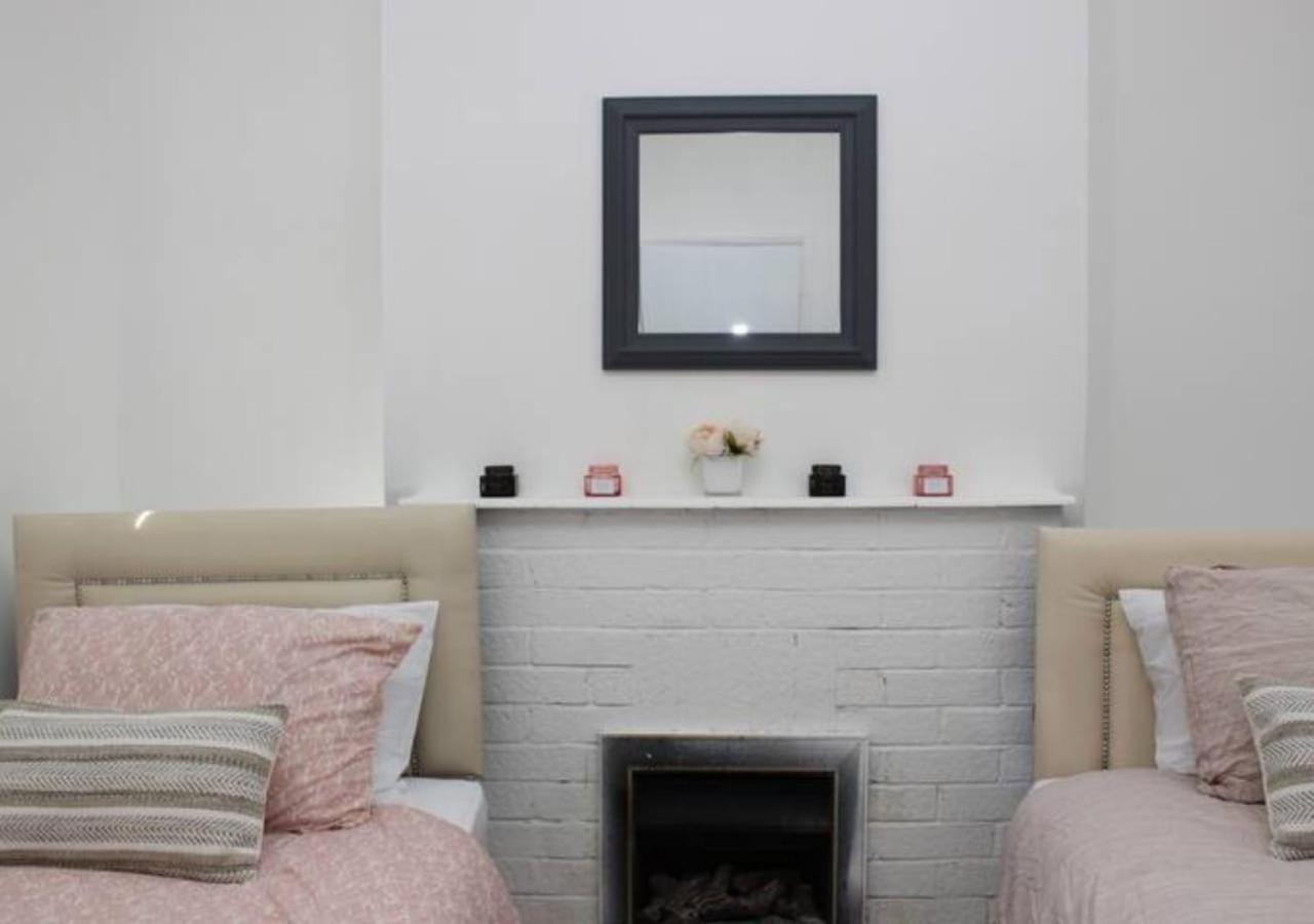 Willa Newly Refurbished 3 Bed 2.5 Bath House In Staines Zewnętrze zdjęcie