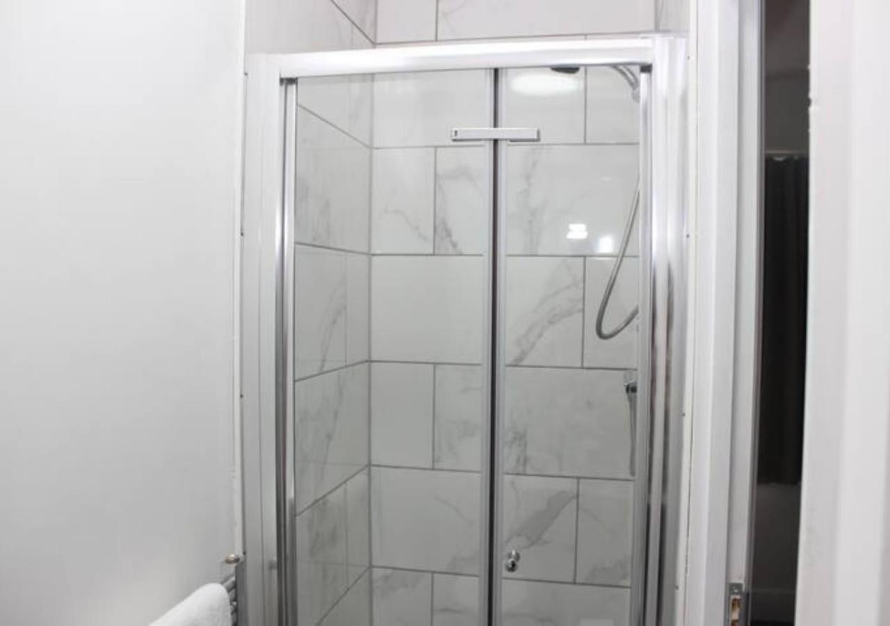 Willa Newly Refurbished 3 Bed 2.5 Bath House In Staines Zewnętrze zdjęcie