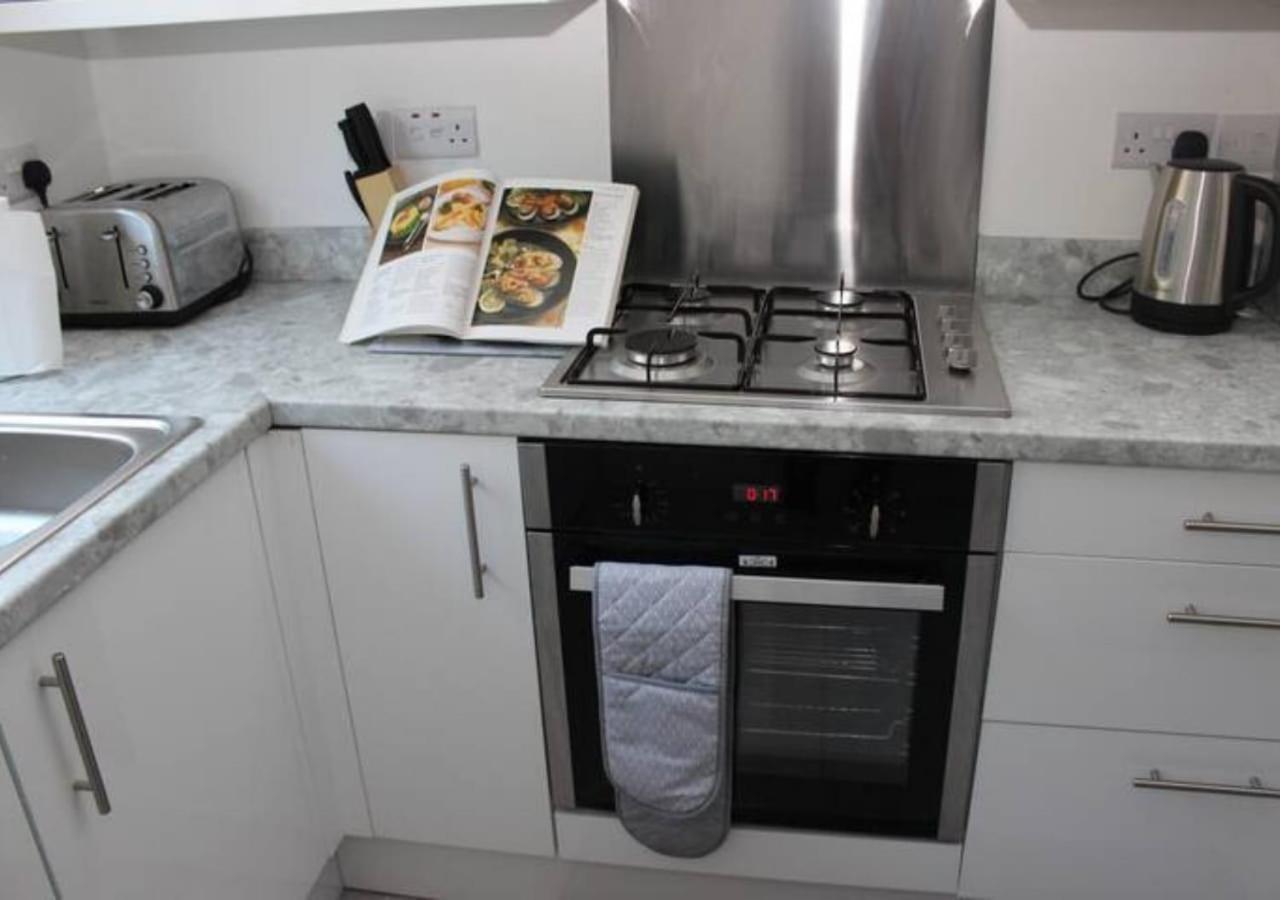 Willa Newly Refurbished 3 Bed 2.5 Bath House In Staines Zewnętrze zdjęcie