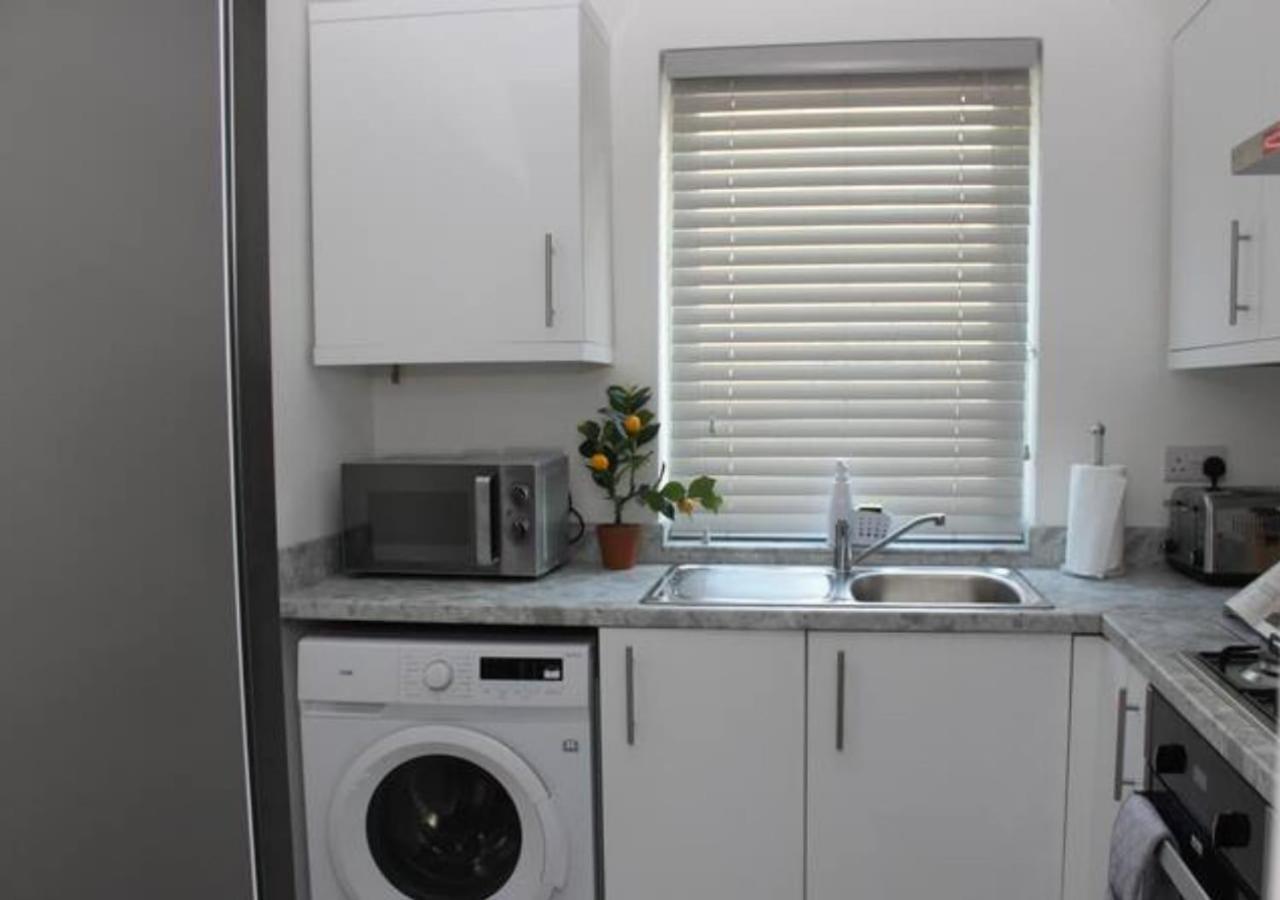Willa Newly Refurbished 3 Bed 2.5 Bath House In Staines Zewnętrze zdjęcie