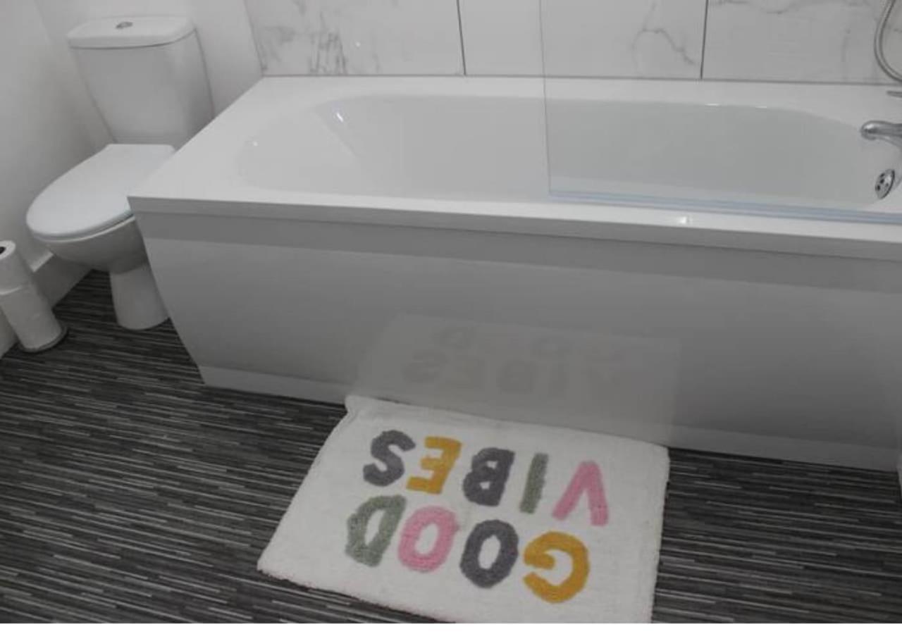 Willa Newly Refurbished 3 Bed 2.5 Bath House In Staines Zewnętrze zdjęcie