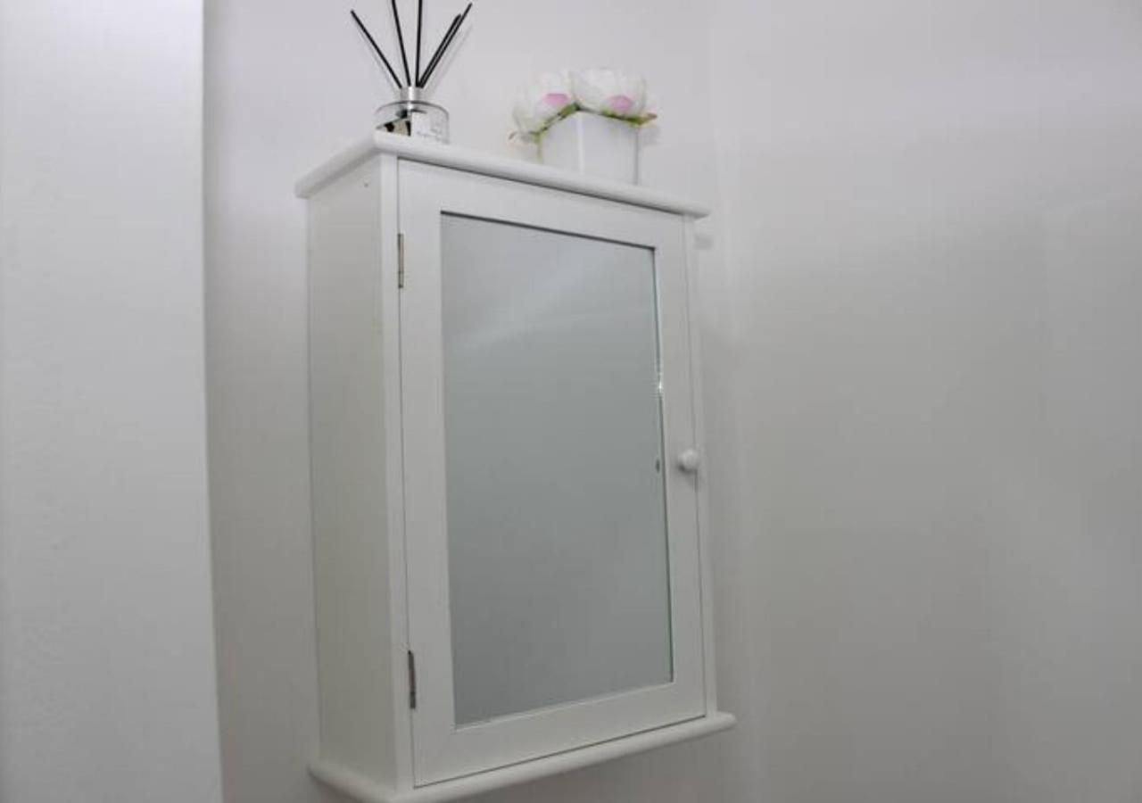Willa Newly Refurbished 3 Bed 2.5 Bath House In Staines Zewnętrze zdjęcie