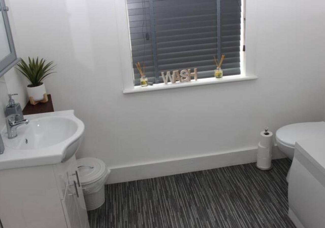 Willa Newly Refurbished 3 Bed 2.5 Bath House In Staines Zewnętrze zdjęcie