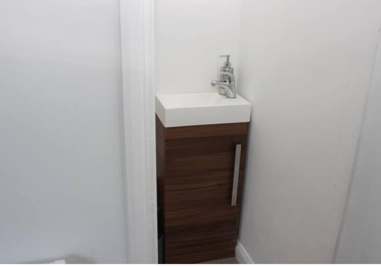 Willa Newly Refurbished 3 Bed 2.5 Bath House In Staines Zewnętrze zdjęcie