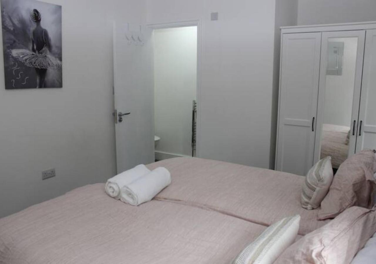 Willa Newly Refurbished 3 Bed 2.5 Bath House In Staines Zewnętrze zdjęcie